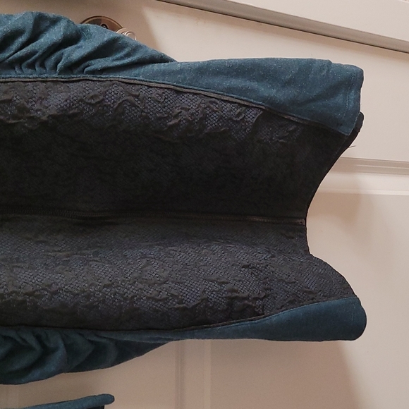 Anvrdie Long Sleeve 2 tone. Front zipper. Crunchy sides. - Picture 8 of 10